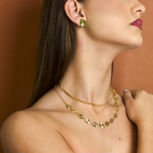 O destaque da imagem é um colar dourado elegante!